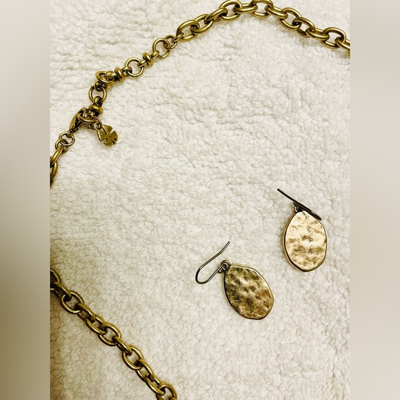 Lucky Brand hammered gold/silver necklace & two earring set - Picture 4 of 6